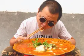 15买1斤巴沙鱼，小伙做酸汤鱼片，配着粉丝，汤鲜肉嫩，吃爽了视频封面
