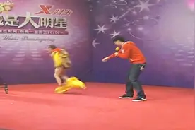 10岁小孩翻跟斗把裤子甩掉，里面都露出来了，女主持人全都看见！视频封面