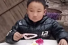 小孩子吃蛋糕脸上全是视频封面