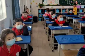 一年级小学生     两个小班长负责看班，课堂记律很好呦