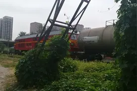 已经消失的景象，天津南环铁路特殊涂装DF4D牵引货列李七庄站发车视频封面