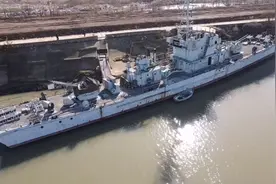 自驾游来合肥三河古镇，在丰乐河边停泊了一艏锈迹斑斑的军舰