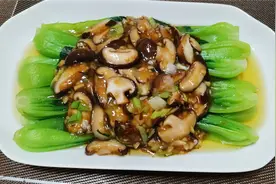 香菇烧青菜这样做，鲜香味美，青菜脆绿，好吃又好看，客人都赞。视频封面