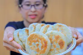 阿飞嫂用苋菜做饼子，有馍有菜解决一顿饭，这做法健康又美味视频封面