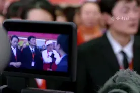 帅哥超市买肉要求切片小伙不切，帅哥一个电话把超市整垮，后续视频封面