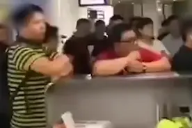 航班延误男子要求工作人员下跪道歉：跪下是诚意