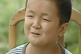 生活在同一屋檐下，亲兄弟两人身高竟天差地别，哥哥巨矮弟弟巨高