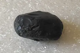 这是新疆发现的黑金刚，我最喜欢的奇石，分享给友友们。视频封面