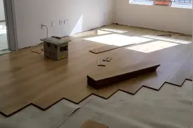 80后夫妻俩，铺装木地板的日常，套三的房子需要铺装多长时间呢