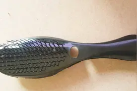 梳子脏了这么洗，不管梳子多脏多油，2分钟干干净净，实用又省事