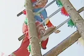 36把钢刀搭成的梯子，女子直接光脚往上爬，几十秒就到顶还没受伤