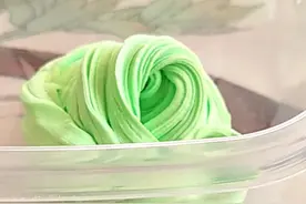 制作绿色的粘土起泡胶，快来看看吧！