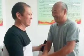 为还5000欠款货车司机苦寻好人张大哥6年 还完5000又获5000奖励