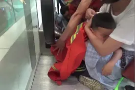 熊孩子手卡商场扶手电梯底部，消防员紧急处置视频封面