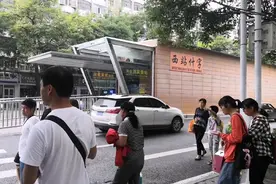 小伙体验兰州BRT快速公交，可免费换乘，0.85元最多能坐20公里