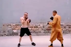 老外戴着拳套去少林寺挑战武僧，显示中华功夫。视频封面