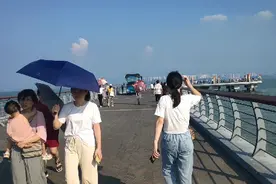 广东深圳:深圳湾观海游步道，一步一步，朝着香港方向前行视频封面