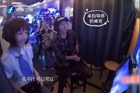 陈羽凡带鲁豫去K歌，围了一群粉丝，设备不咋滴，唱的是真好