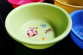 教你个巧方法，不管塑料盆多黑多旧，洗完和新盆一样干净