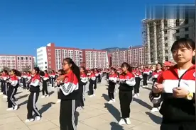 校长把课间操音乐调成《买了佛冷》，这场面太酷了