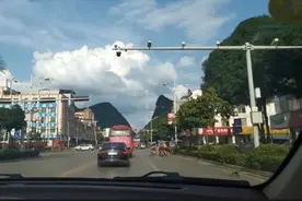 实拍广西大新县德天大道，见证小城发展时过境迁，留下只有记忆！视频封面