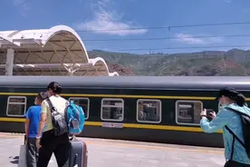 乘坐火车到拉萨，旅客中途全换乘，小乘客知道为什么