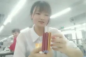 服装厂打工妹专业做针织，一个月拿15000，你们说多不多？视频封面