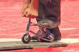 世界最小自行车，高度仅10cm！视频封面