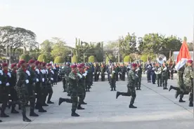 泰国阅兵，男兵这跑步姿势简直太娘，像兔子一样蹦蹦跳跳，太搞笑视频封面