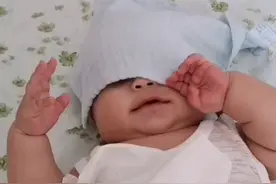 四个月宝宝把盖在脸上的毛巾拿下来