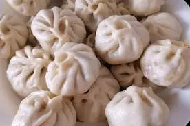 燕子今天做了萝卜虾米馅包子，营养又健康。视频封面