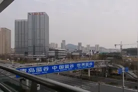 坐标青岛，小伙临时出差蓝色硅谷，打车坐地铁，一个小时就到即墨视频封面