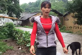 今天小玲给大家唱一首（四十出头）你们相信她有那么老吗