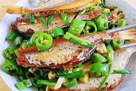 鱼干太咸教你一招，咸味适中，线椒炒鱼干，香辣可口，特别下饭香