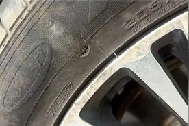 轮胎侧面刮伤一定要及时更换，高速爆胎多半是胎侧