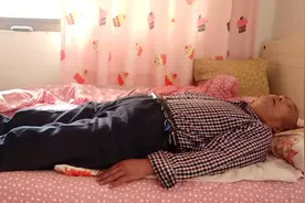 失眠不睡太急人，晚上九点躺下用这办法，很快入睡。