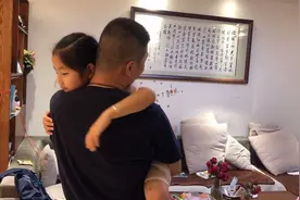 爸爸今天回来了，闺女黏着爸爸，上厕所都追着去，妈妈吃醋啦！视频封面