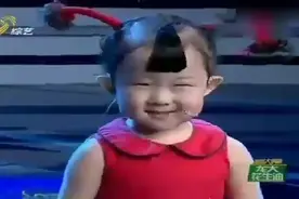 3岁小玉玉演唱《天蓝蓝》，夸的评委心都萌化了，全程笑声不断视频封面