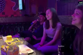 老外在中国KTV唱something just like this