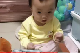 嘟嘟妹妹学会下床了，到处都翻箱倒柜妈妈都在收她的烂摊子