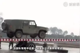 围观兵哥哥考驾照，普通教练都吓住了：特技都没这样练的视频封面