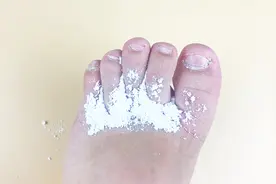 抓紧把小苏打抹在脚上，真厉害，解决了朋友们的难言之隐，涨知识视频封面