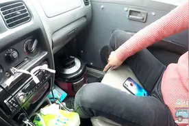 爱行记131：美女在奥拓车上用电饭锅做饭速度好快，一会就熟了！视频封面