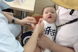 38度高温带萌娃去打预防针，没想到小萌娃这么勇敢，太可爱了