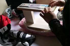 银行卡不知怎么变形了，突发奇想让熨烫店大姐帮忙，看看结果如何视频封面