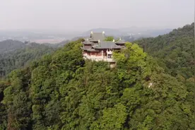 山不在高，有仙则名。水不在深，有龙则灵。湘江之畔，昭山古寺。
