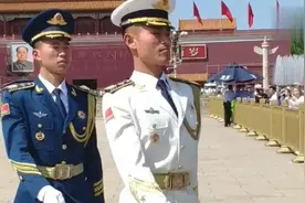 三位不同颜色的军装代表三个兵种，平均身高1米85的他们都很帅！