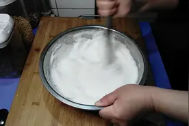 家里没有打蛋器想做蛋糕，试试这工具，5分钟就能打发。谁家都有