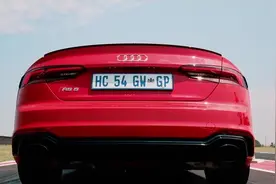 奥迪RS5和宝马M4直线加速谁更快？都是性能车差距这么大