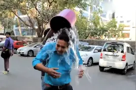 恶搞路人：采访路人，在他头上扣桶水，赶紧就跑太坏了吧，笑出声